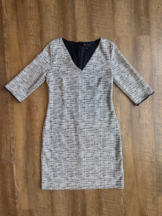 Banana Republic Dresses & Skirts - Banana Republic Women’s Classic V-Neck Black and White Sheath Dress Size Medium